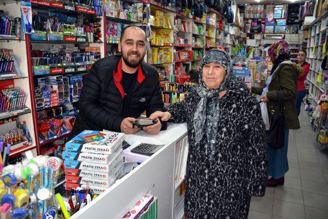 İş yerinin önünde bulduğu para dolu cüzdanı sahibine teslim etti