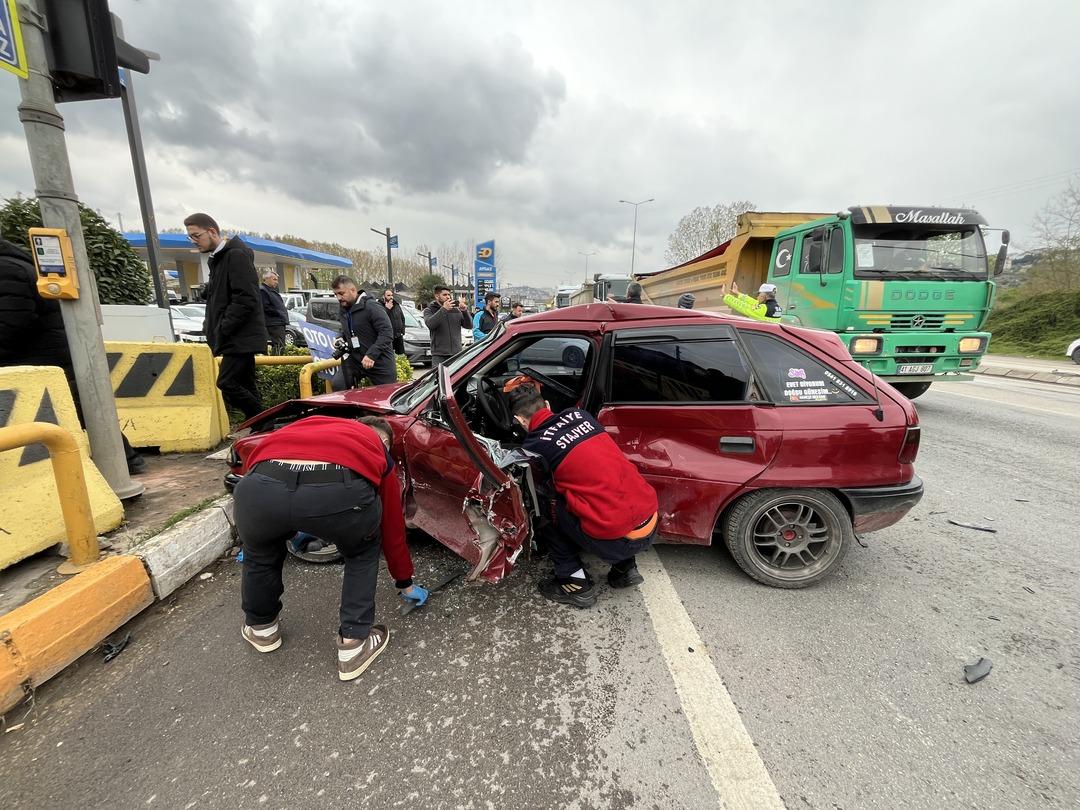 HASTA-TASIYAN-AMBULANSLA-CARPISAN-OTOMOB_650347_192702