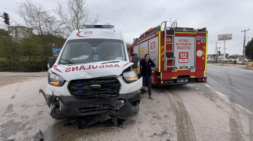 Hasta taşıyan ambulansla çarpışan otomobildeki baba ve oğlu yaralandı!