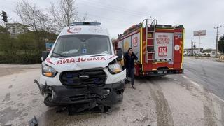 Hasta taşıyan ambulansla çarpışan otomobildeki baba ve oğlu yaralandı!
