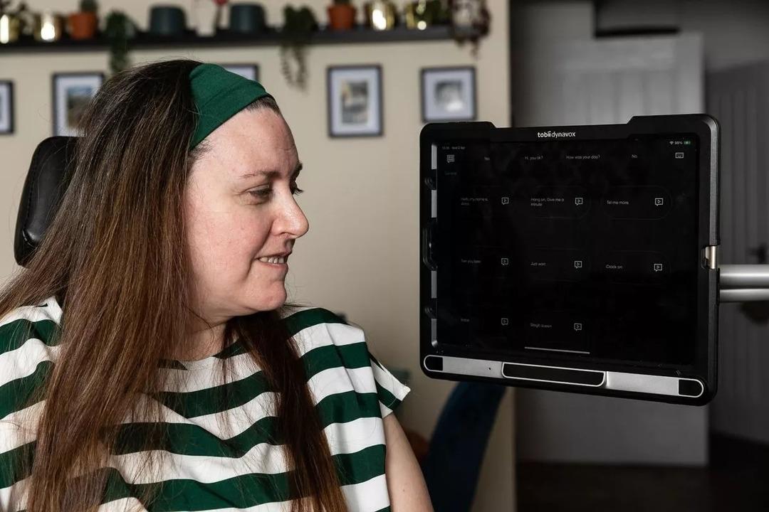 Hastalık yüzünden sesini kaybetti! Kocasına küfür edebilmek için bakın ne yaptı!  3