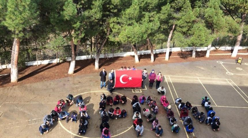 Okul bah&ccedil;esinde Afrin yazıp T&uuml;rk bayrağı a&ccedil;tılar