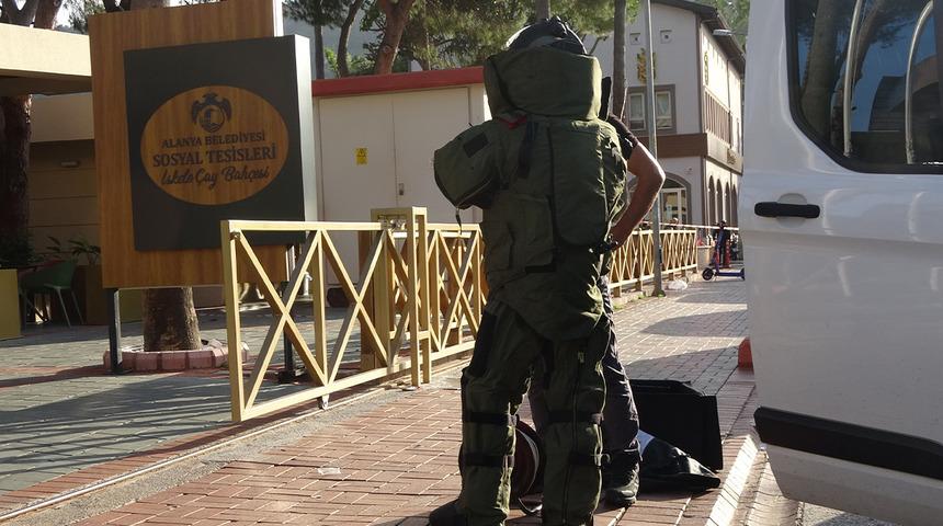 Antalya'da panik dolu anlar! Çay bahçesinde şüpheli valiz bulundu: Bomba imha ekipleri harekete geçti