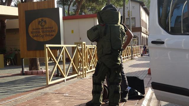 Antalya'da panik dolu anlar! Çay bahçesinde şüpheli valiz bulundu: Bomba imha ekipleri harekete geçti