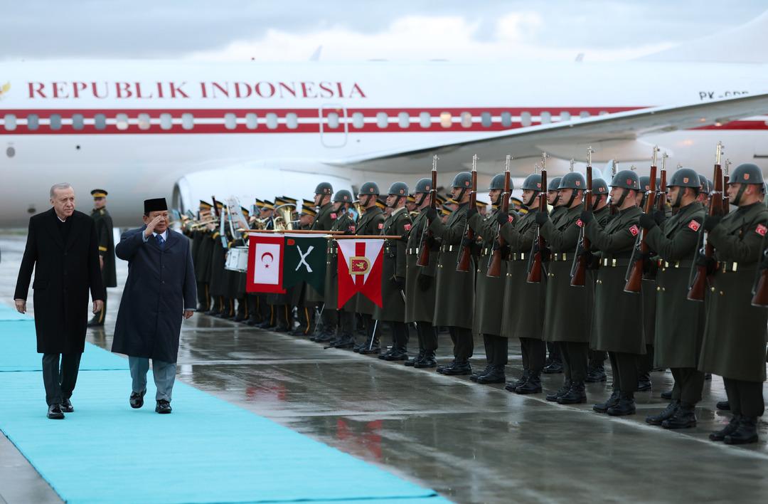 AA-20250409-37581691-37581686-CUMHURBASKANI_ERDOGAN_ENDONEZYA_CUMHURBASKANI_SUBIANTOYU_HAVALIMANINDA_KARSILADI