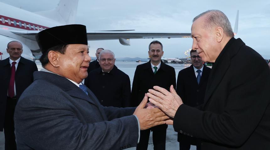 Cumhurbaşkanı Erdoğan, Endonezya Cumhurbaşkanı Subianto'yu havalimanında karşıladı