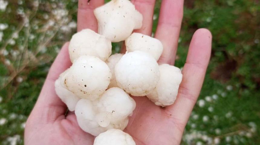 Gevaş'ta ceviz büyüklüğünde dolu yağdı! "Apar topar evlerimize kaçtık"