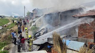 Susurluk'ta yangın! 2 müstakil ev ile bir barakada hasar oluştu