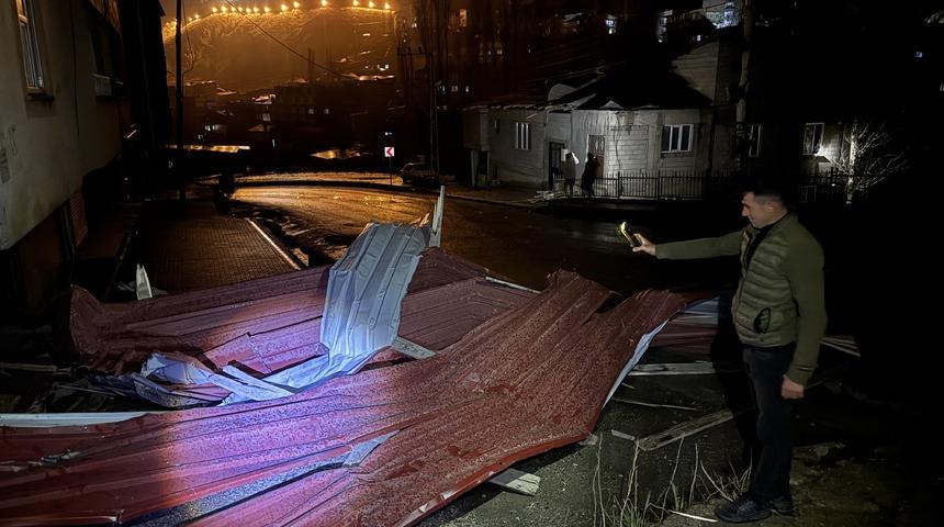 Van ve Hakkari'de, kuvvetli rüzgar sonucu binaların çatıları uçtu