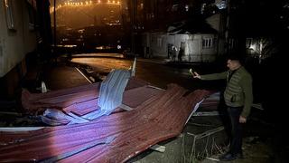 Van ve Hakkari'de, kuvvetli rüzgar sonucu binaların çatıları uçtu