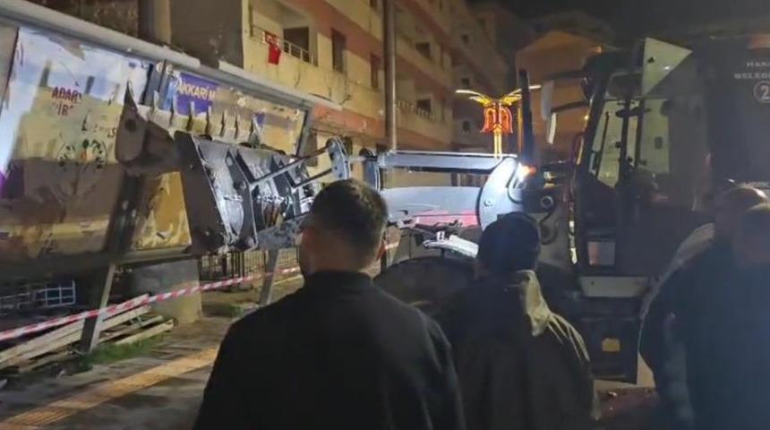 Hakkari'de fırtına ağaçları ve çatıları uçurdu