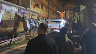 Hakkari'de fırtına ağaçları ve çatıları uçurdu