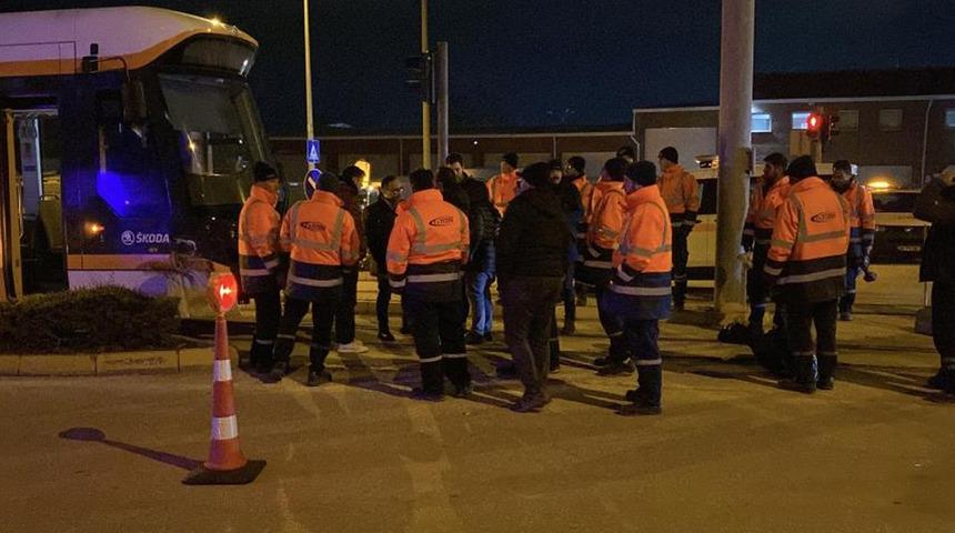 Eskişehir'de kamyon tramvaya çarptı! Ekipler sevk edildi