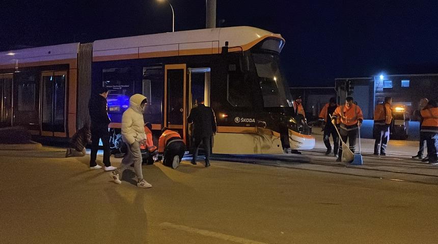 Eskişehir'de tramvayın temizlik aracıyla çarpışması sonucu seferler aksadı