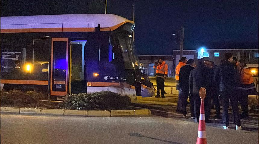 Eskişehir'de korkutan tramvay kazası! Belediyenin temizlik aracı ile çarpıştı: Devreye acil durum otobüsleri girdi 