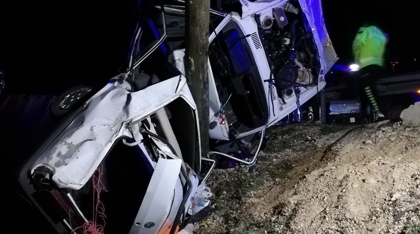 Malatya'da kaza: Otomobil, aydınlatma direğine çarptı: 1 ölü, 2 yaralı!