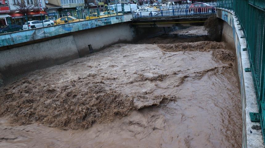Erzurum’un Oltu ilçesinde etkili olan dolu ve sağanak yağmur, Oltu Çayı’nın debisini iki katına çıkardı.