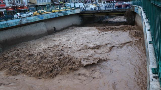 Erzurum’un Oltu ilçesinde etkili olan dolu ve sağanak yağmur, Oltu Çayı’nın debisini iki katına çıkardı.