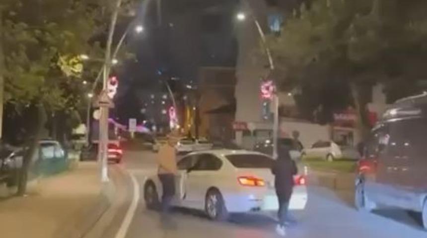 Büyükçekmece'de yol kesip aracı yumruklayan sürücü kamerada