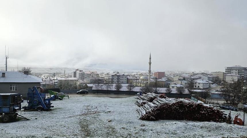 Adana'ya nisanda kar yağdı