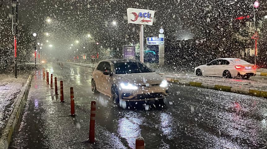 Sivas'ta nisan karı... Kent merkezi beyaza büründü