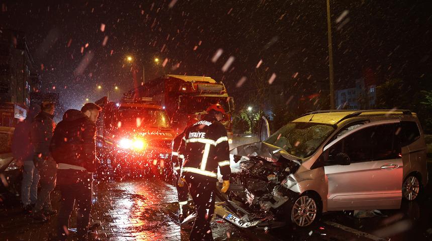 Nevşehir'de kaza: Su birikintisi faciaya neden oldu! Önce tıra sonra otomobile çarptı