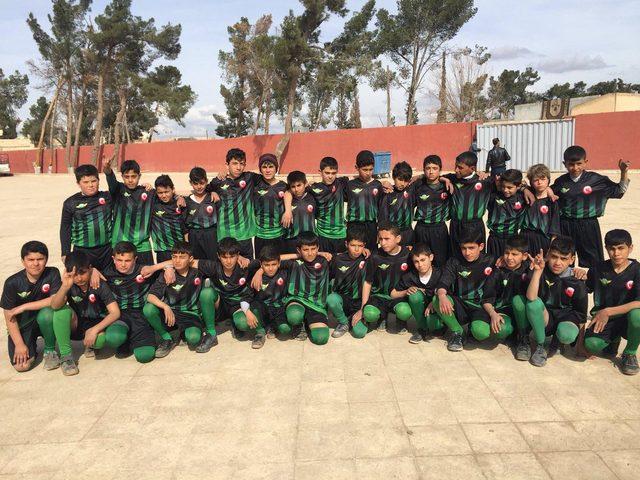 Teleset Mobilya Akhisarspor'dan Suriyeli çocuklara forma desteği