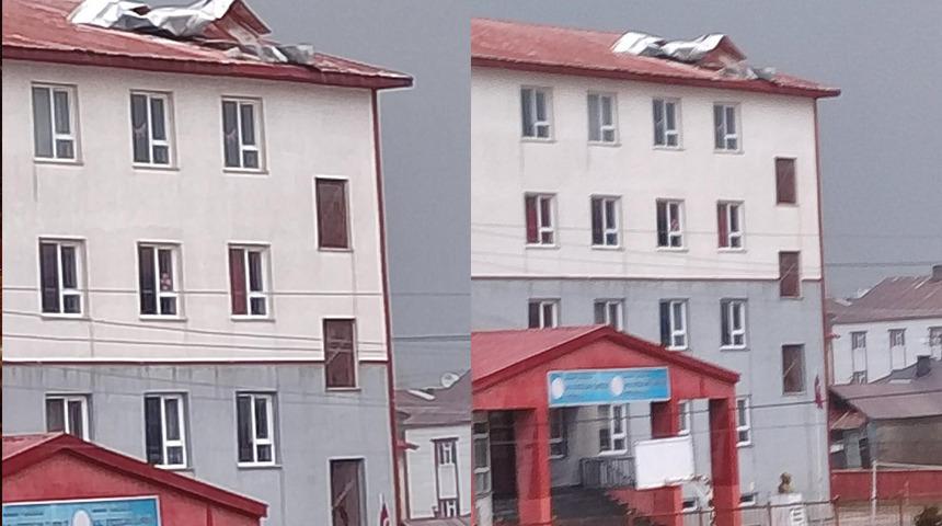 Yüksekova’da fırtına okulun çatısını uçurdu
