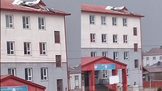 Yüksekova’da fırtına okulun çatısını uçurdu