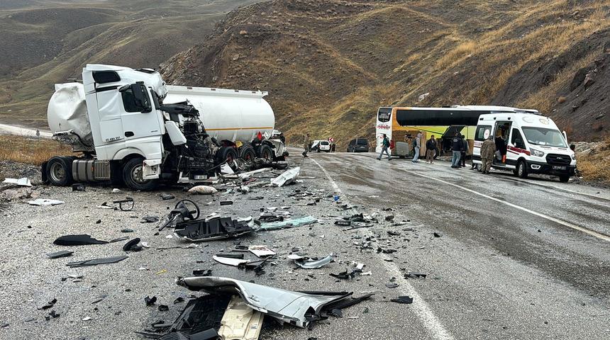 Hakkari’de kaza: Otobüsle tanker çarpıştı! 8 yaralı