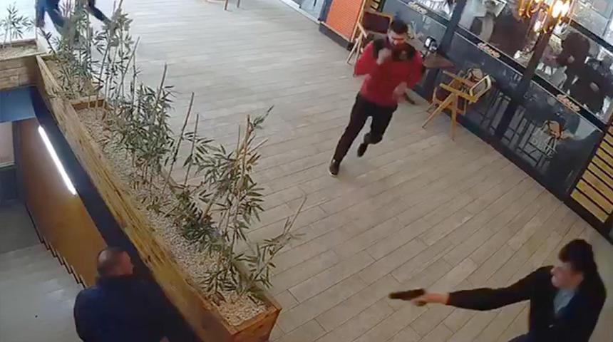 'Yan bakma' cinayetinden görüntüler ortaya çıktı... Vurulunca merdivende sürüklenmiş!