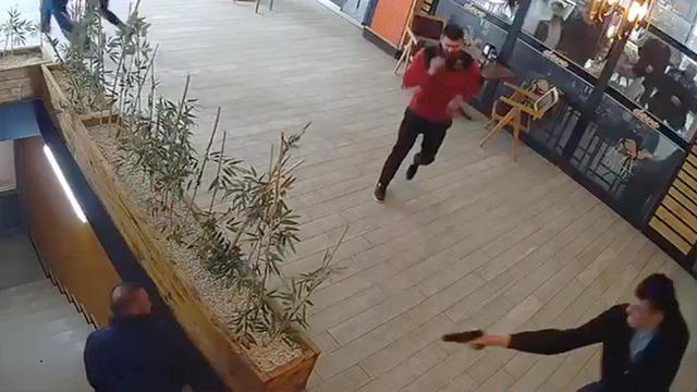 'Yan bakma' cinayetinden görüntüler ortaya çıktı... Vurulunca merdivende sürüklenmiş!