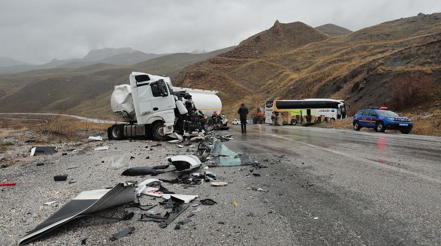 Hakkari'de otobüs ile yakıt tankerinin çarpıştığı kazada 8 kişi yaralandı