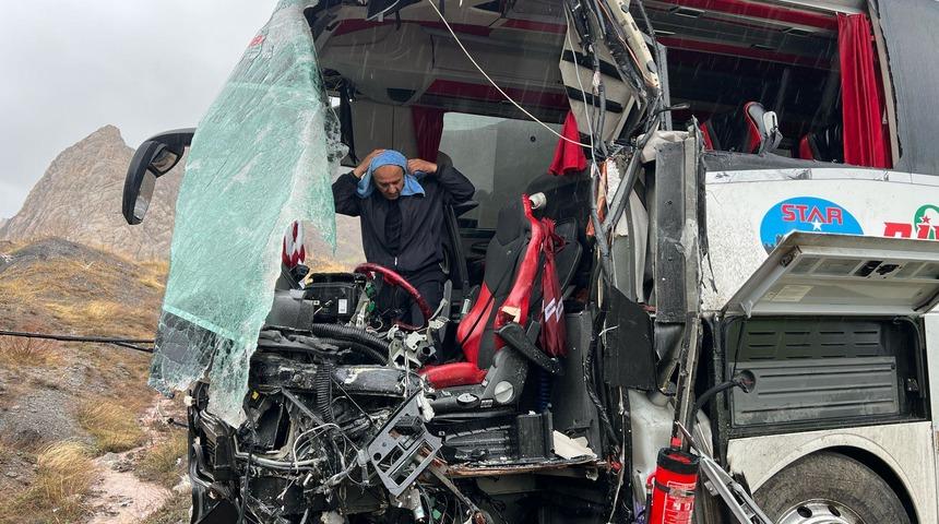 Hakkari'de feci kaza: Otobüs ile tanker çarpıştı! Can kaybı ve çok sayıda yaralı var