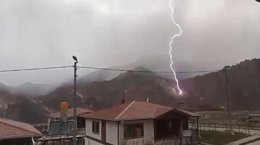 Artvin’de yıldırım düşme anı kamerada
