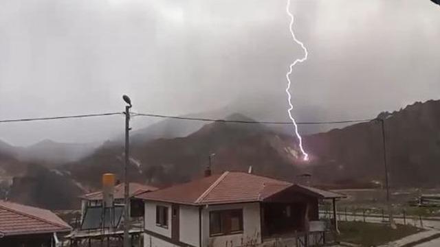 Artvin’de yıldırım düşme anı kamerada