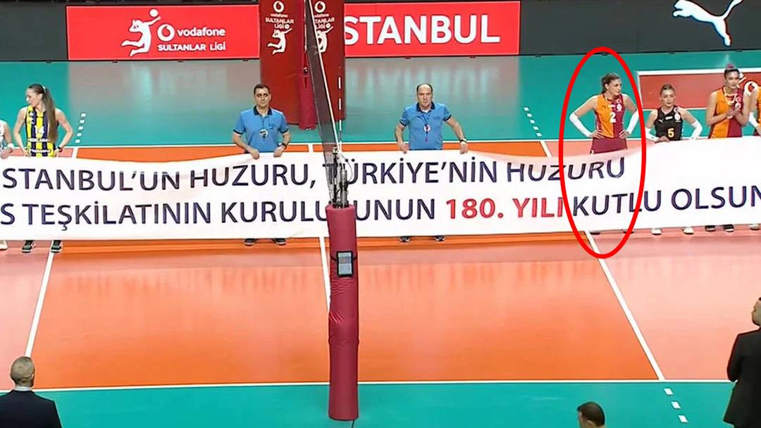 Galatasaray kaptanı İlkin Aydın, Fenerbahçe maçında polis pankartını tutmamıştı! Sessizliğini bozdu: "İnanın kastım size değil" 2