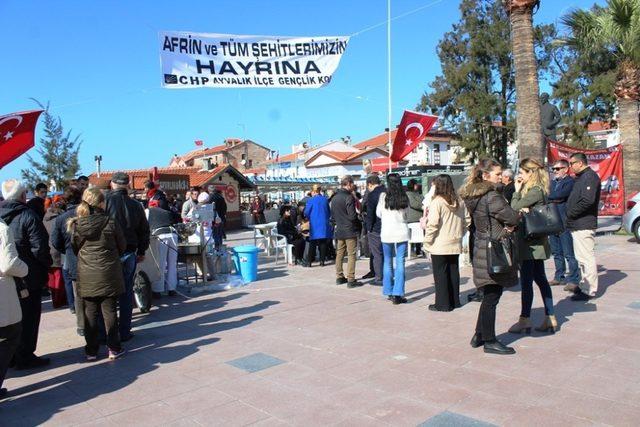 Ayvalık’ta CHP’li gençlerden Afrin Şehitleri için lokma hayrı