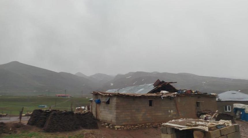 Şırnak’ta fırtına, ev ve ağılın çatısını uçurdu