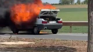 Şanlıurfa'da seyir halindeki otomobil alev aldı