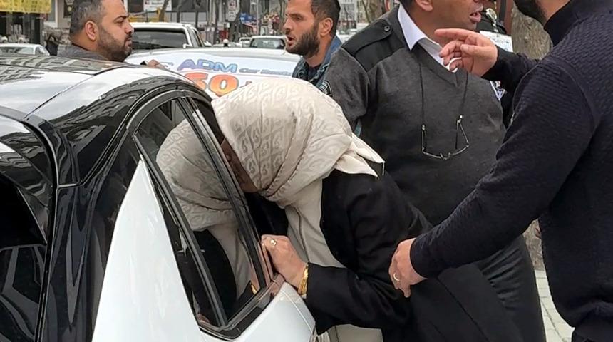 Avcılar'da hatalı park tartışması kavgaya dönüştü; o anlar kamerada!