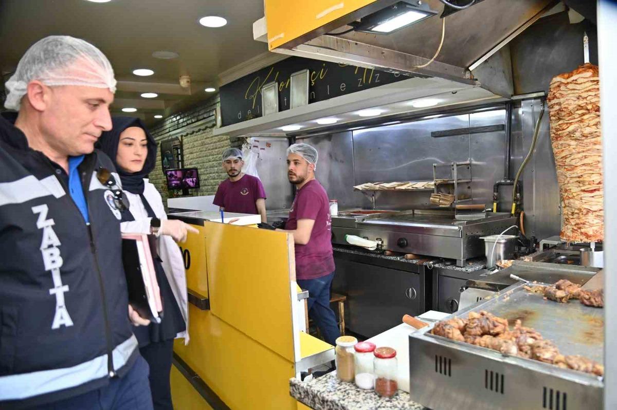 Manisa Zabıtası d&ouml;nercileri tek tek denetledi! İlk &uuml;&ccedil; ayda 218 işletmeye m&uuml;dahale...
