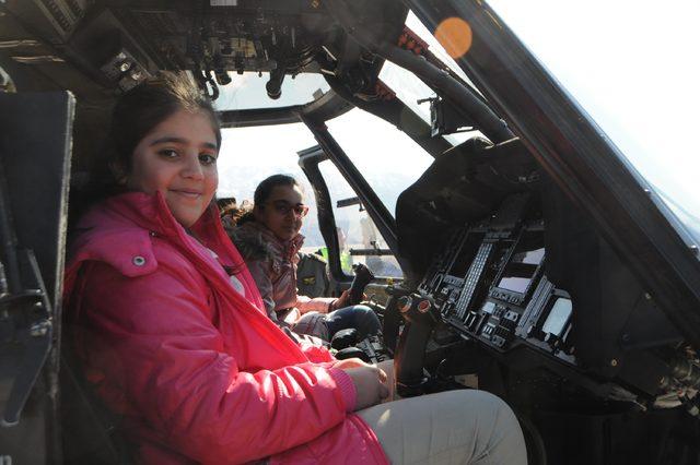 Tunceli'de çocuklar helikopteri inceledi