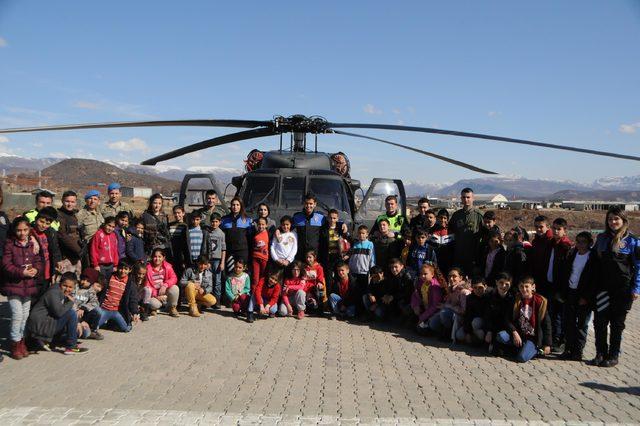 Tunceli'de çocuklar helikopteri inceledi