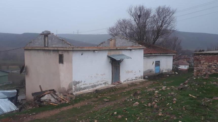 Gümüşhane’de kuvvetli fırtına nedeniyle 20 evin çatısı uçtu