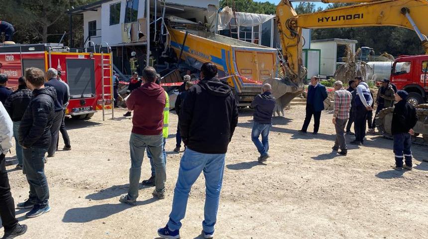 Hafriyat kamyonu konteynıra çarptı, sürücü hayatını kaybetti