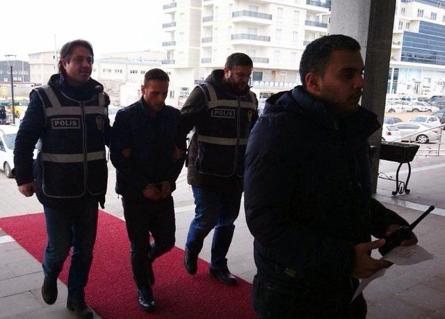 ‘Polisim’ dedi, polise yakayı ele verdi