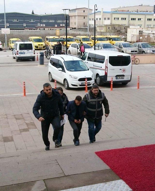 ‘Polisim’ dedi, polise yakayı ele verdi