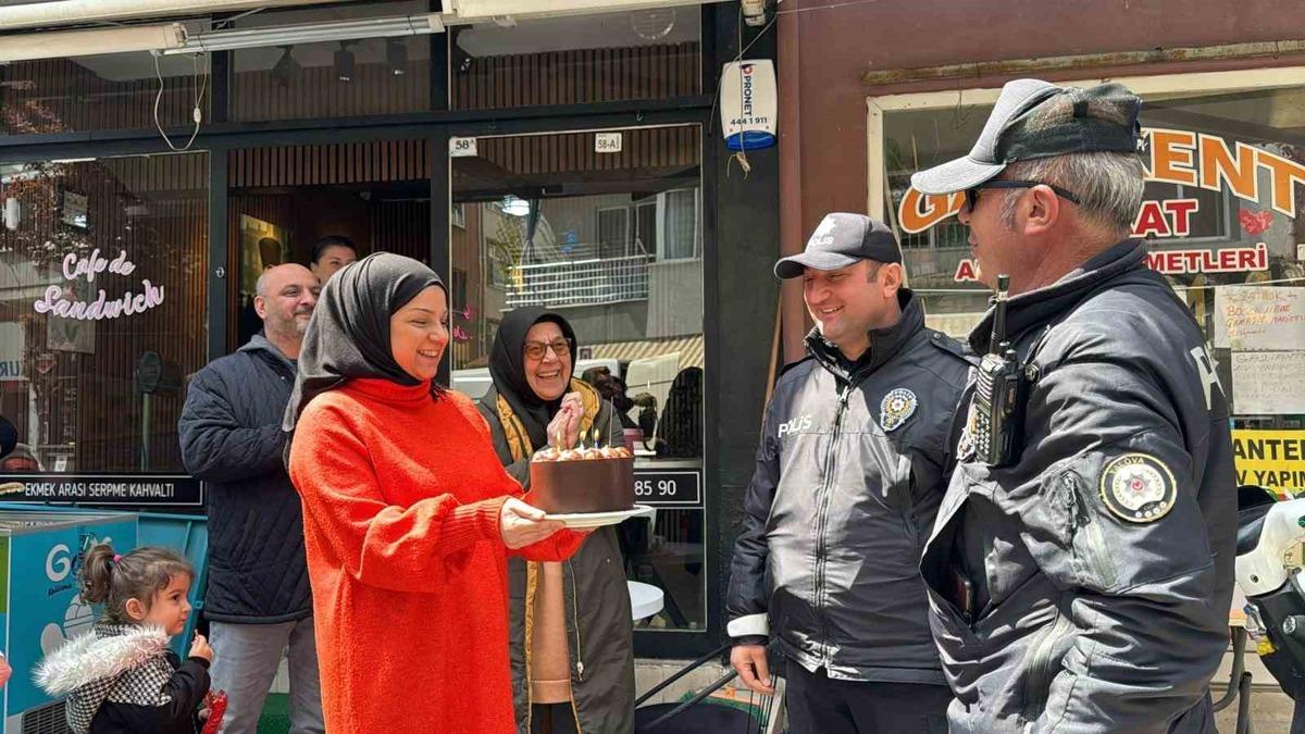 Kavga ihbarında bulundular! Gelen polislere pasta s&uuml;rprizi yaptılar...