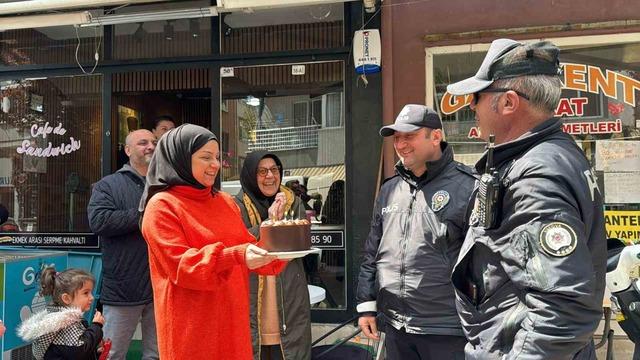 Kavga ihbarında bulundular! Gelen polislere pasta sürprizi yaptılar...